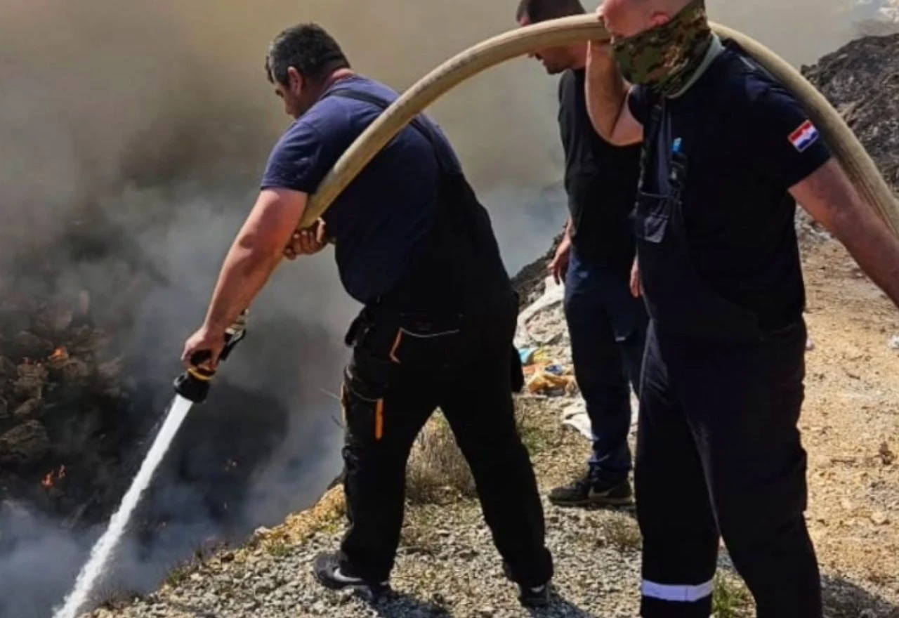 Požar divlje deponije kod Ljubuškog: Gorjele gume i otpad