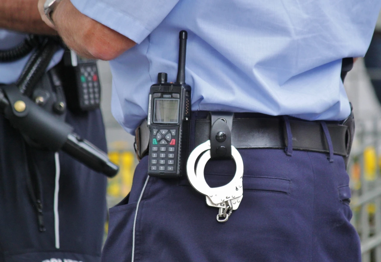 Hrabri maloljetnici zadržali kradljivca parfema do dolaska policije