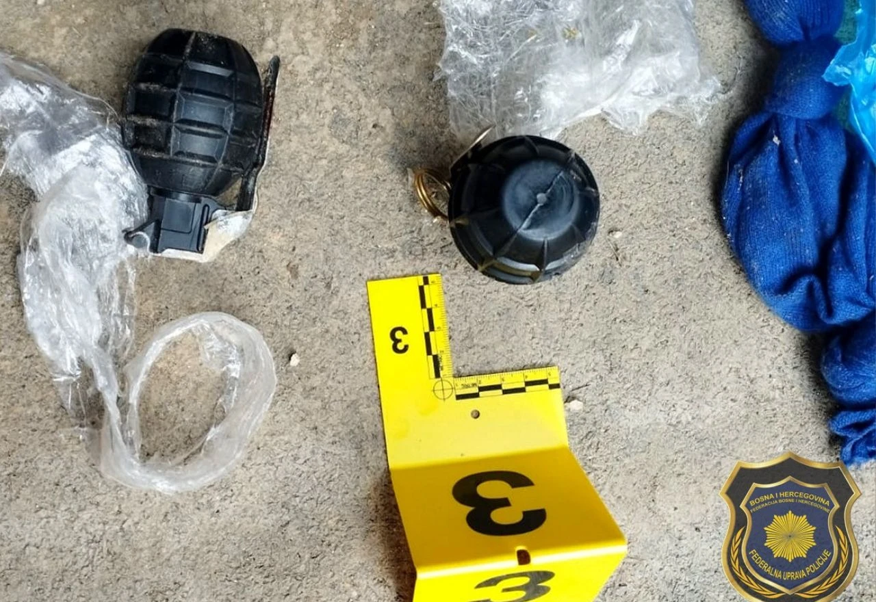 Pretresi u Sarajevu: Pronađena droga, oružje i eksploziv