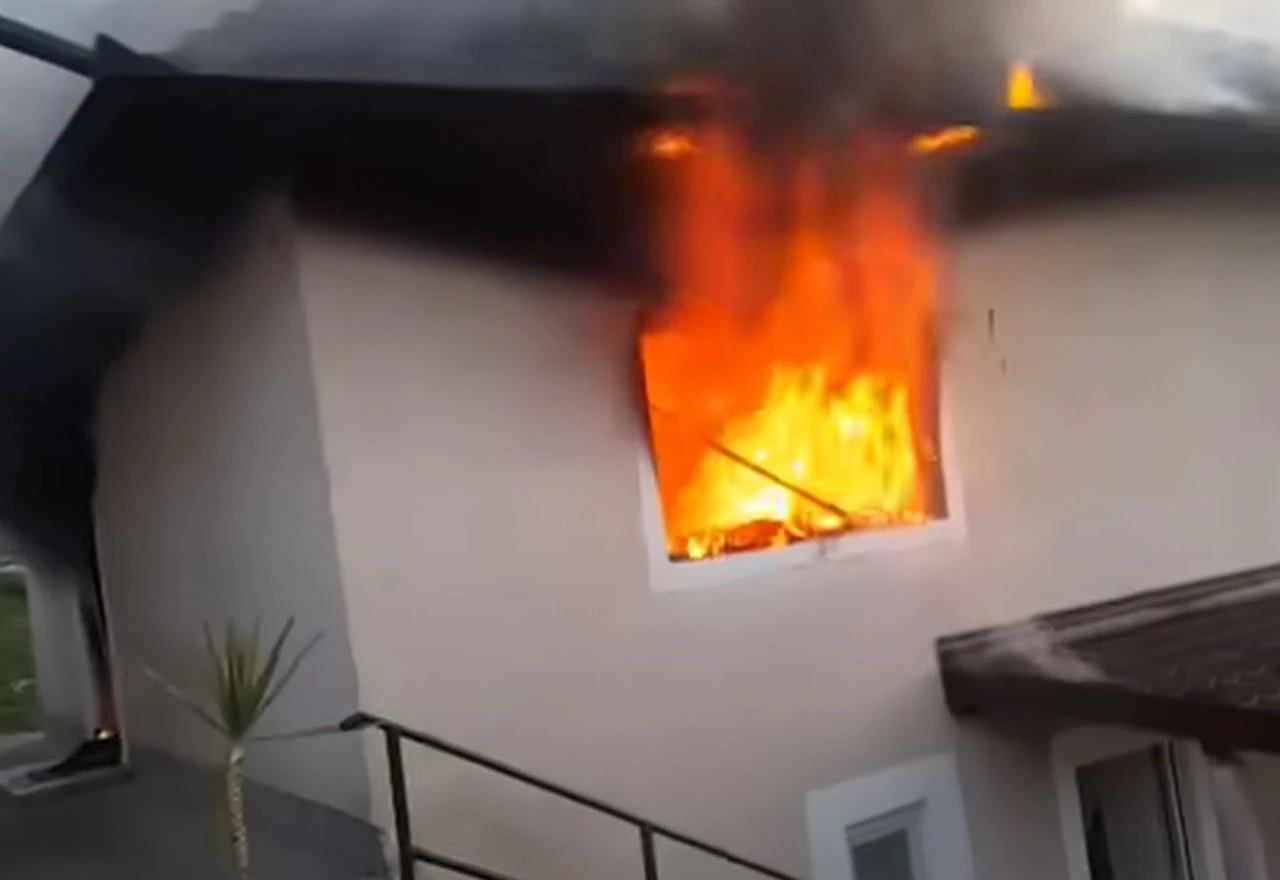 VIDEO | Užas kod Travnika: Muškarac benzinom zapalio kuću