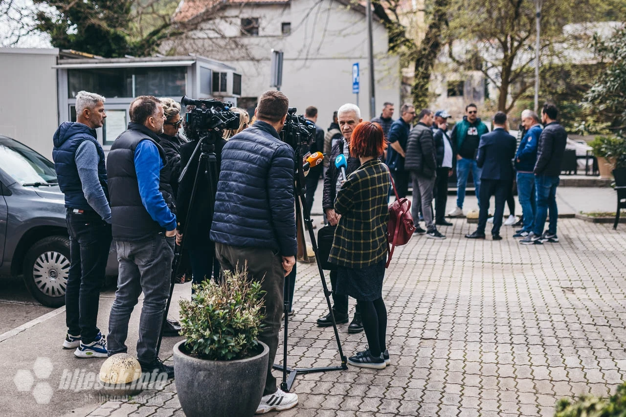 Otkako je stečaj nastao, radnicima se više ništa ne plaća, od staža, pa nadalje. Došli su u Mostar da vide šta ćo će biti s njima.