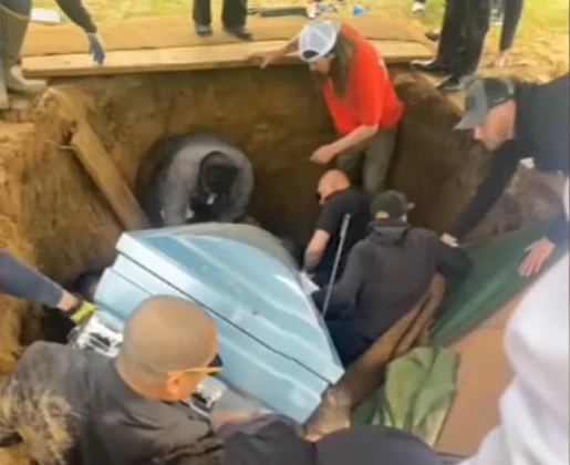 VIDEO | Nesreća na sprovodu: Nosači lijesa upali u grob