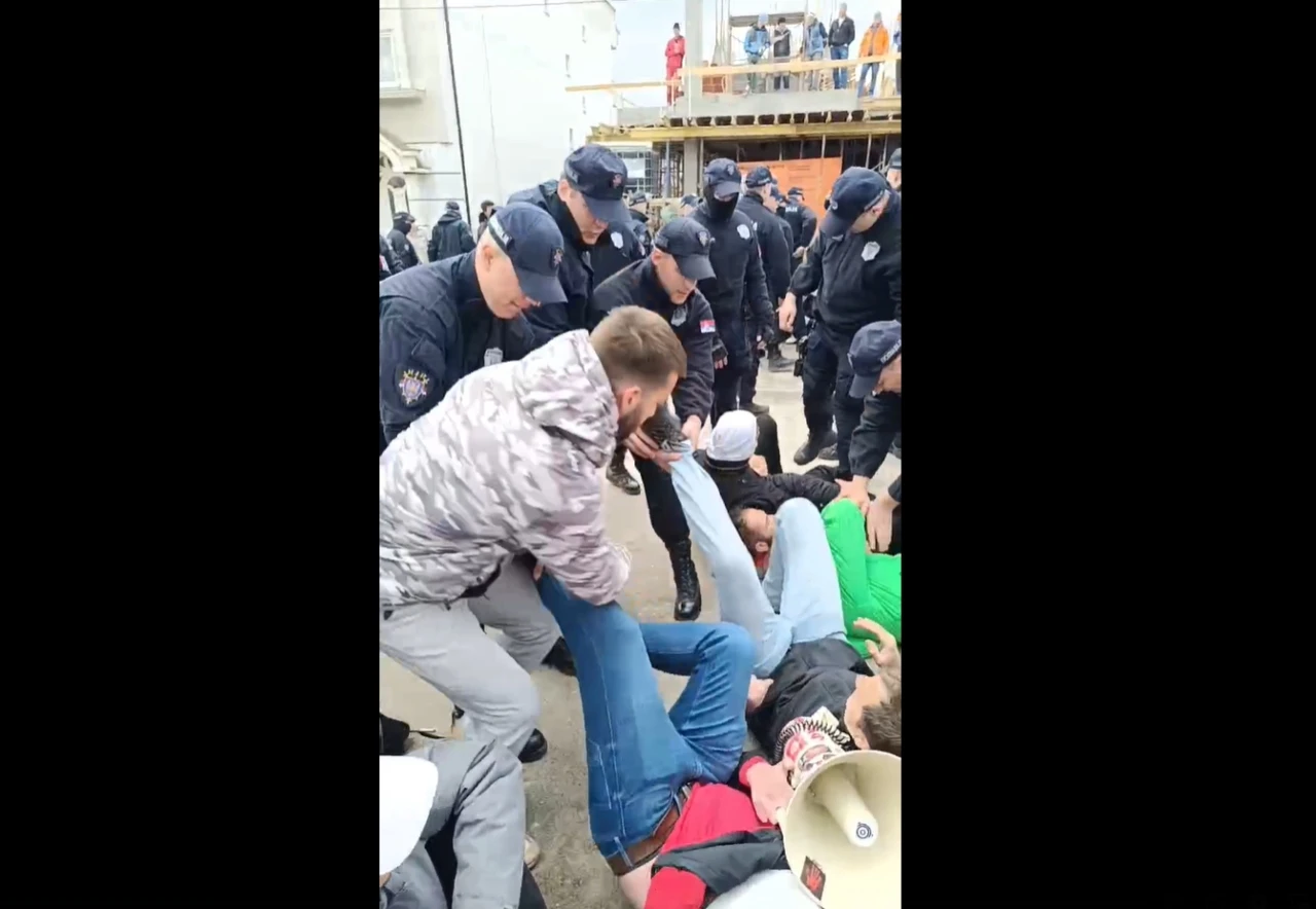 Studenti blokirali autobuse za Vučićev miting, reagirala policija