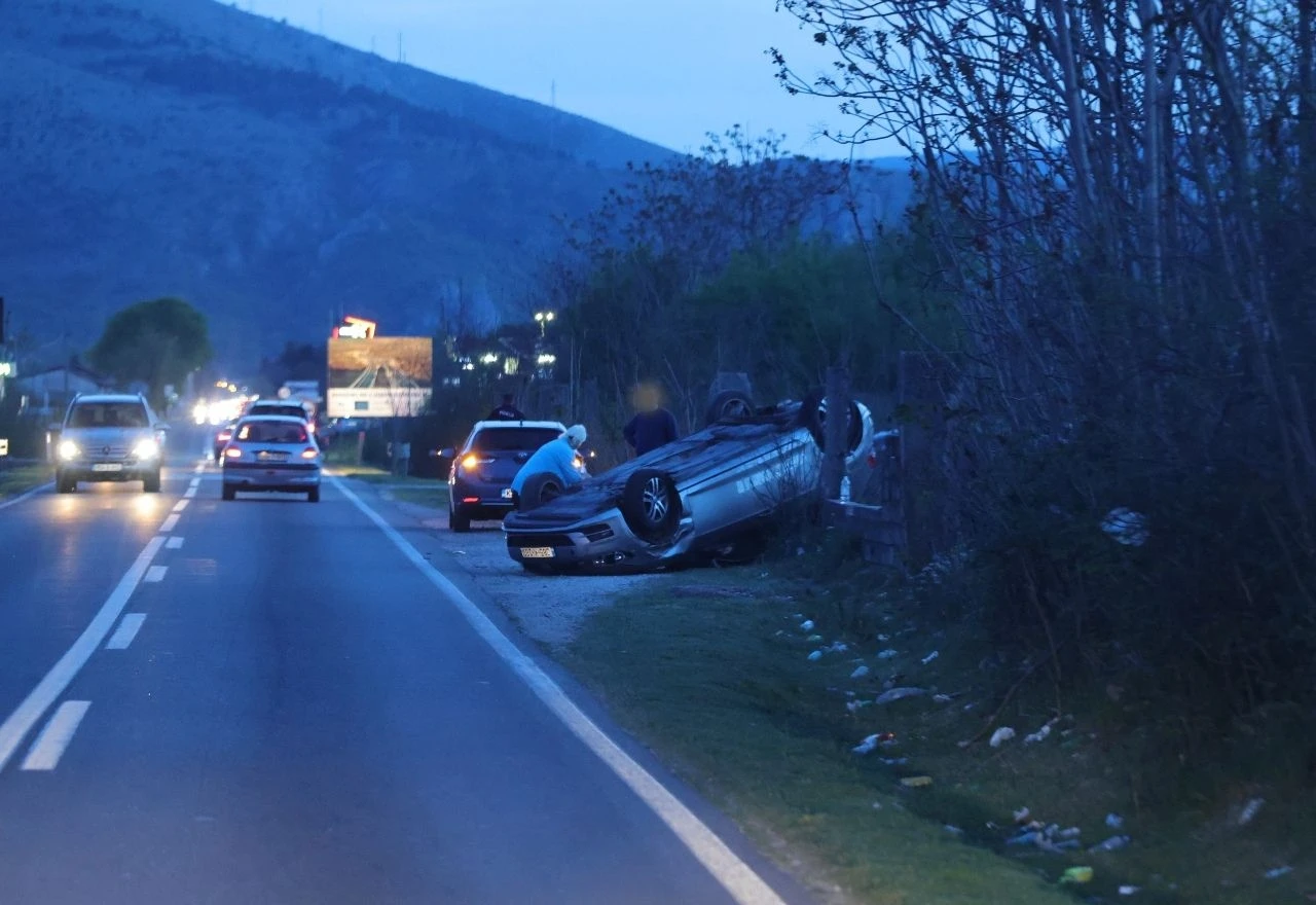 Nesreća u Vrapčićima: Automobil završio na krovu