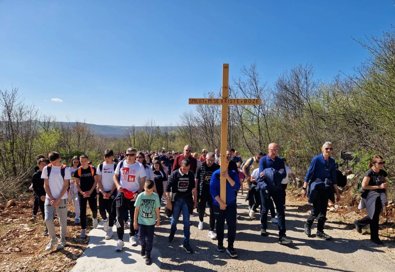 Križni put od Ljubotića do Crnih Lokava okupio vjernike iz više župa