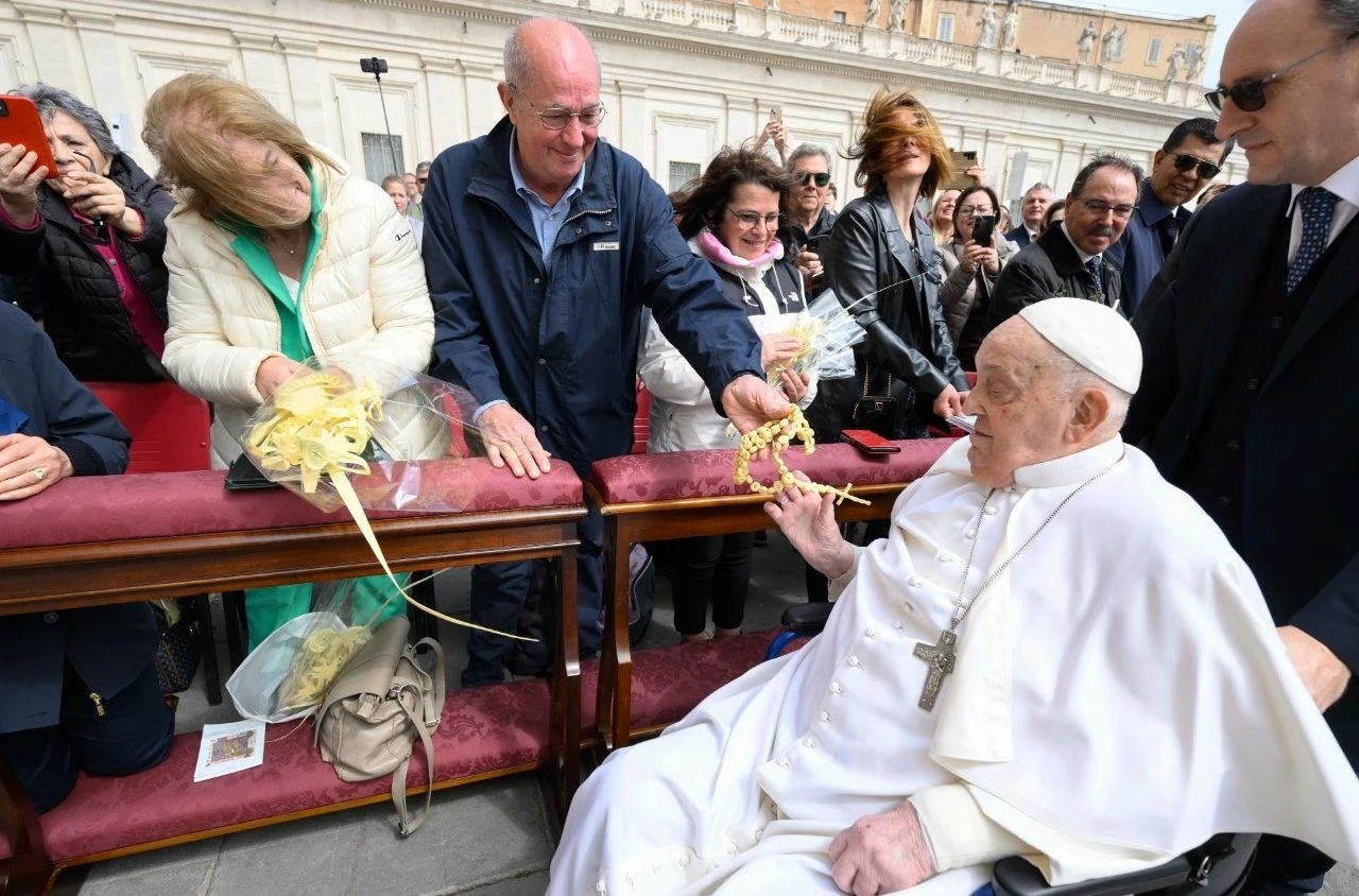 Papa Franjo se neočekivano pojavio na Trgu svetoga Petra