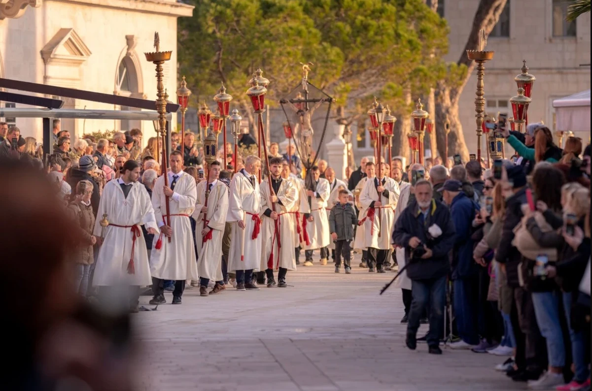 ''Nije teško kad hodaš s vjerom'': Priča o procesiji "Za križen" koja traje već 500 godina