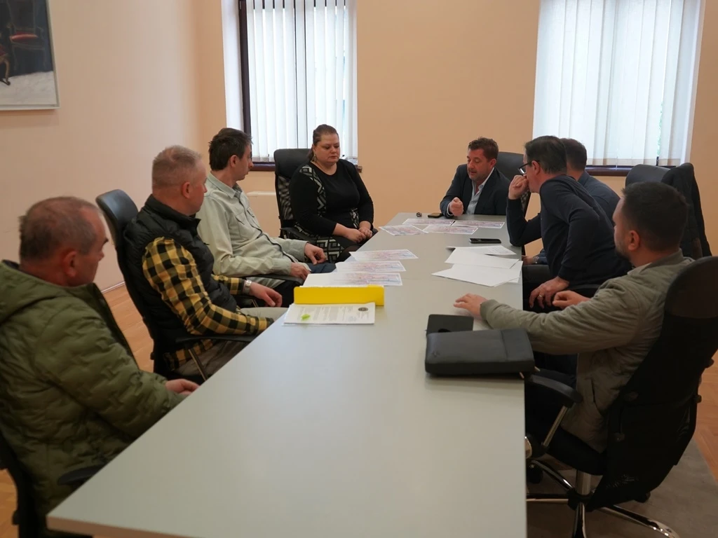 Održan sastanak sa stanarima: Moguća promjena režima prometovanja u Šantićevoj ulici