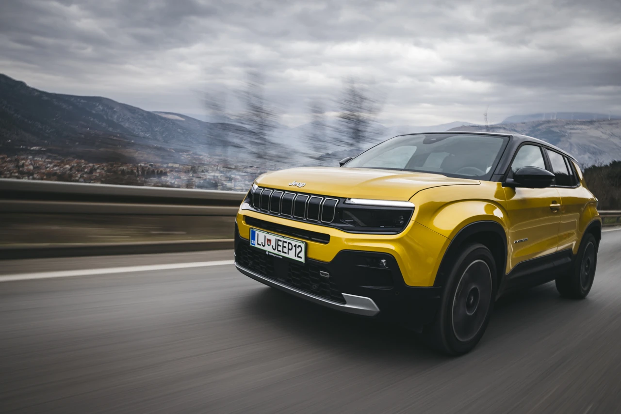 Miš je dobio grip, pa je sjeo u Jeep...