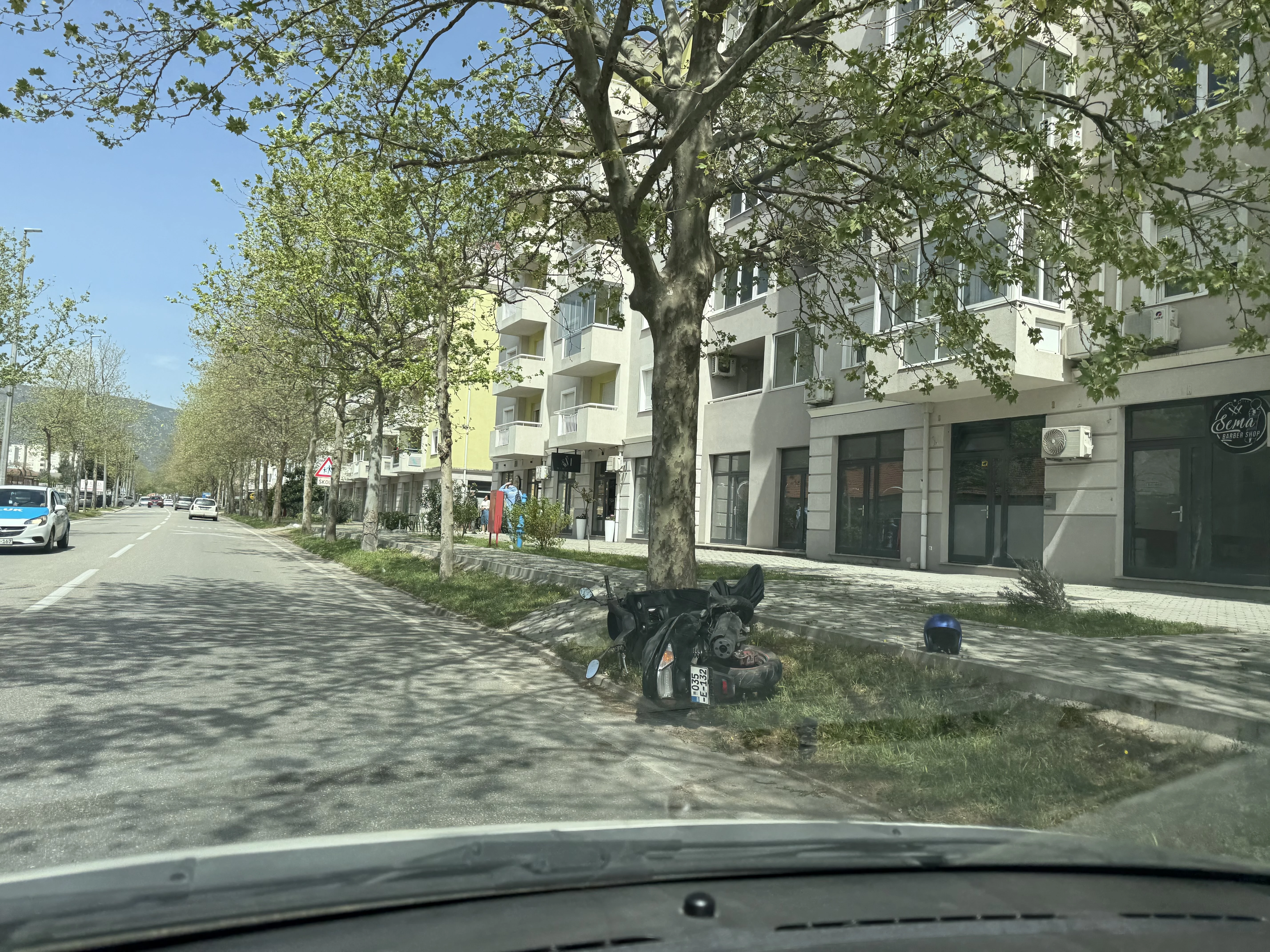 Sudar motora i automobila u Mostaru
