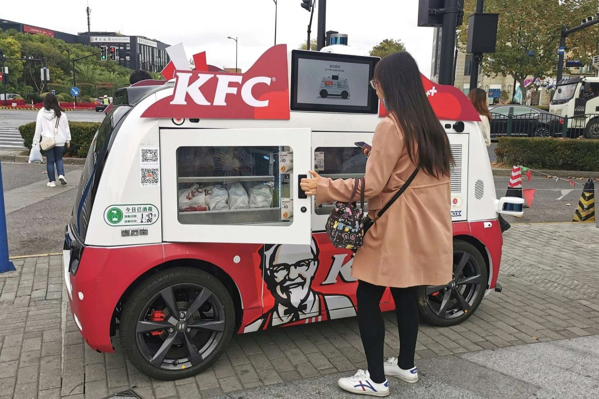 Dok na Balkanu vladaju redovi, u Kini hranu dostavlja samovozeći KFC