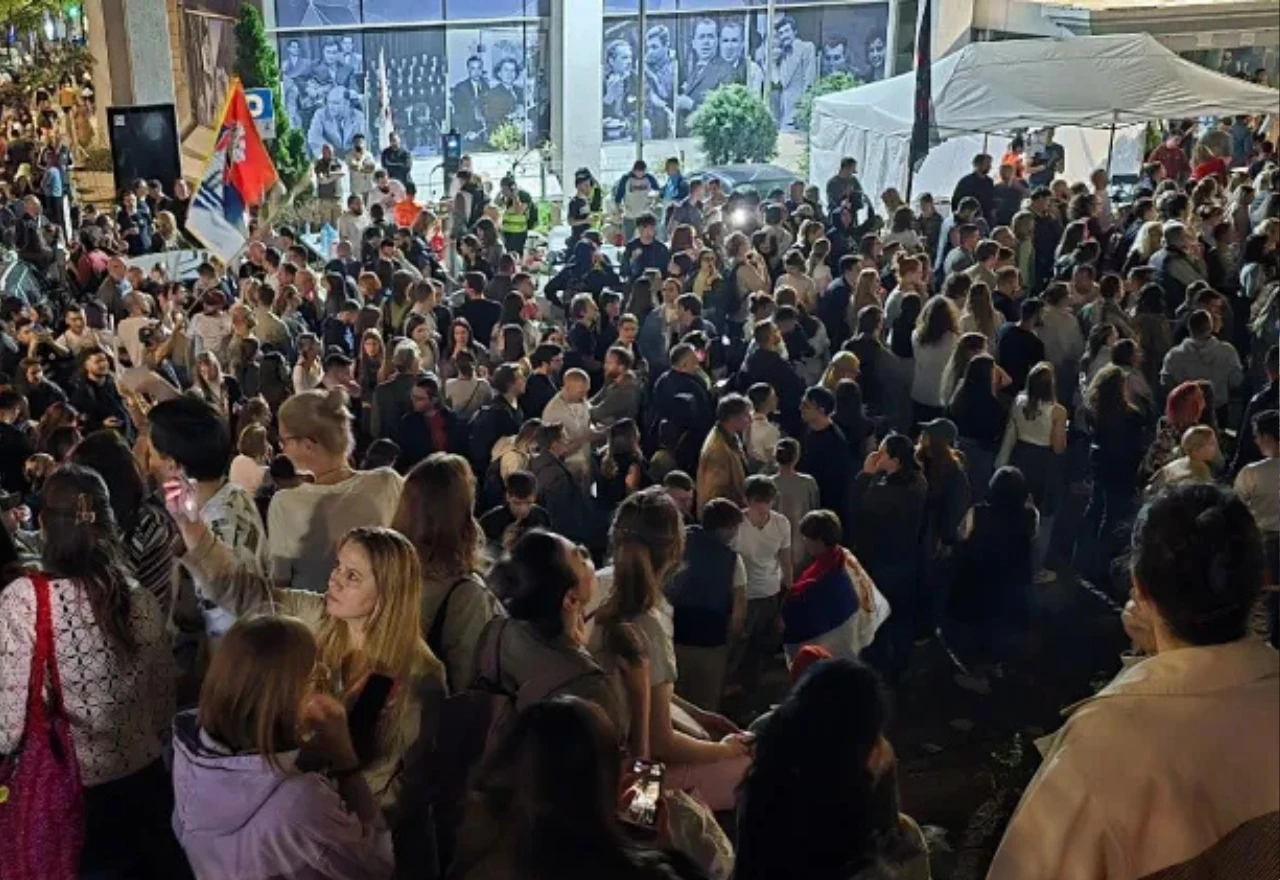 Treća noć blokade RTS-a: Studenti traže ostavke ili gašenje javnog servisa