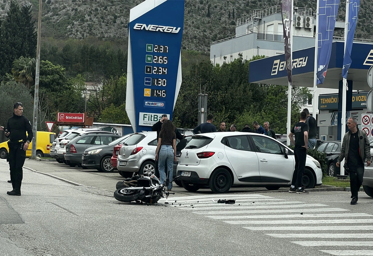 Šest prometnih u Mostaru: Vozač i suvozač na motoru zadobili teške ozljede