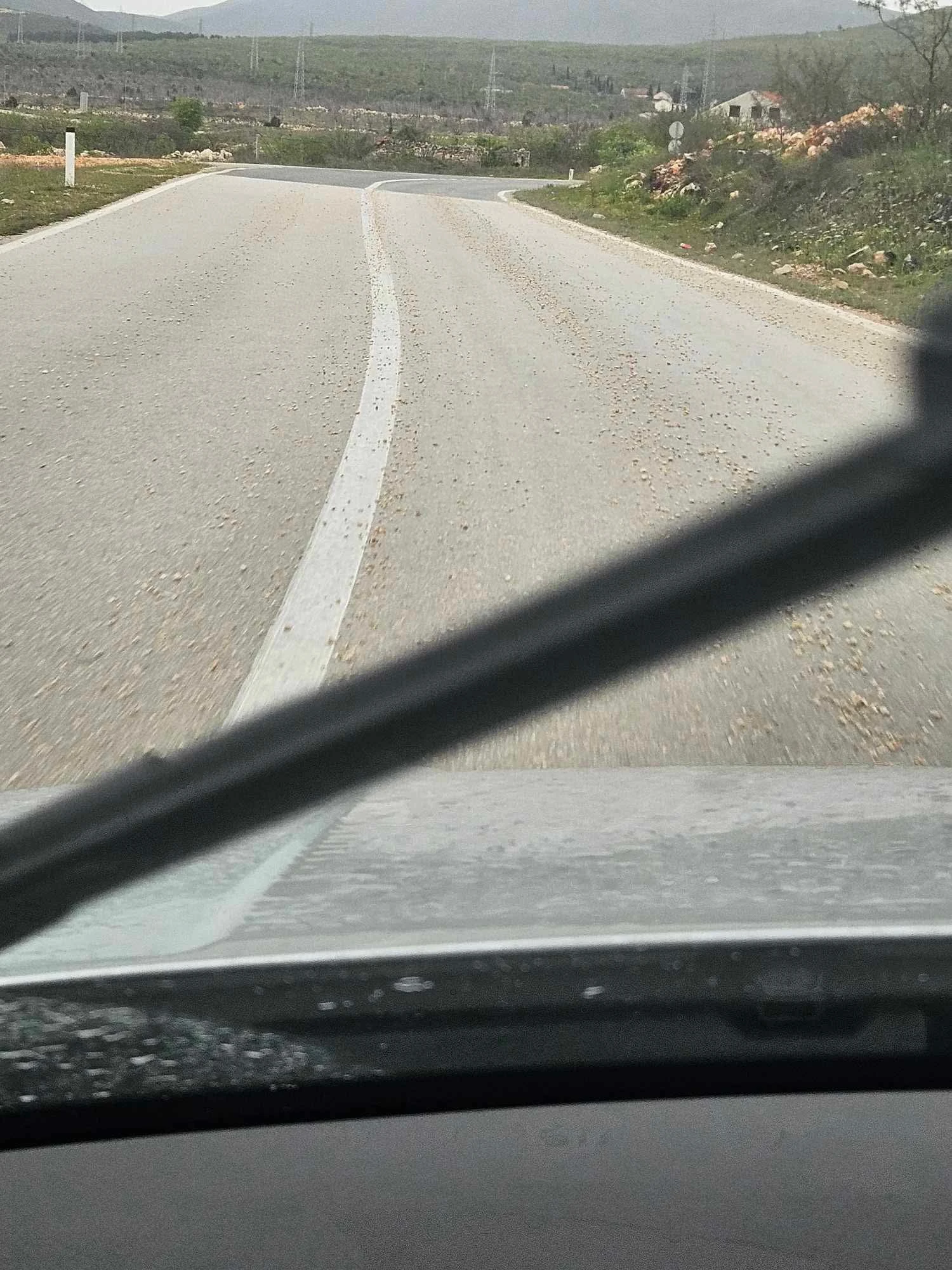 Pijesak pravi probleme na cesti u Kruševu