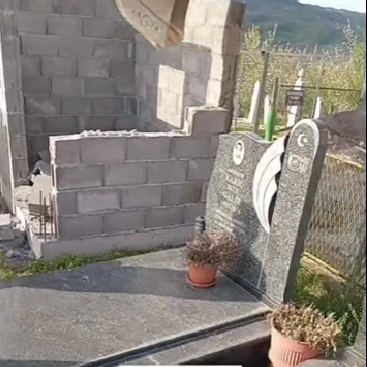 VIDEO: Izgradili javni WC na lokalnom mezarju