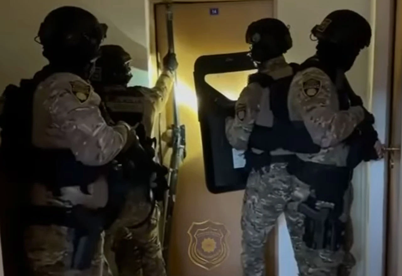 VIDEO | Snimak operacije ''Domino'': Šest uhićenih i velika količina oružja