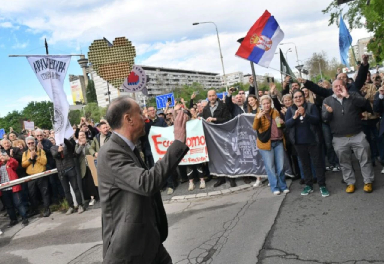 Rektor Univerziteta u Beogradu izašao iz policije, dočekan pljeskom