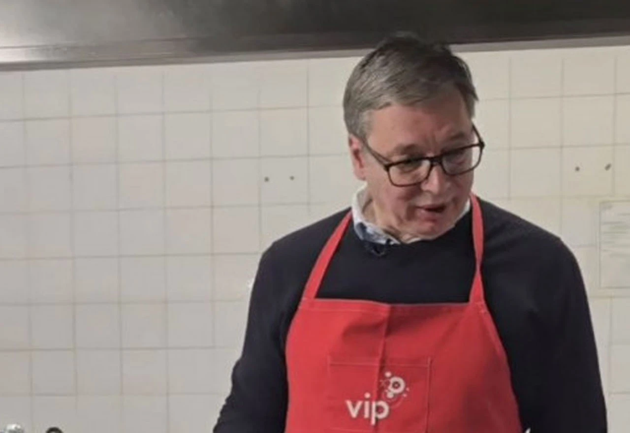 VIDEO | Vučić farbao jaja za studente koji žele da uče