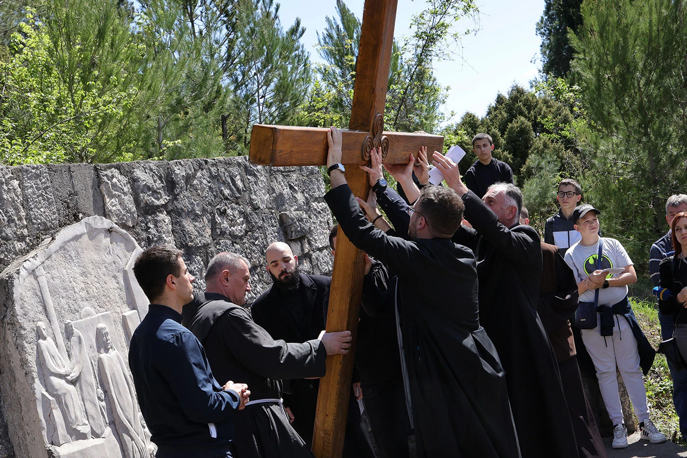Mnoštvo vjernika na Križnom putu na Humu