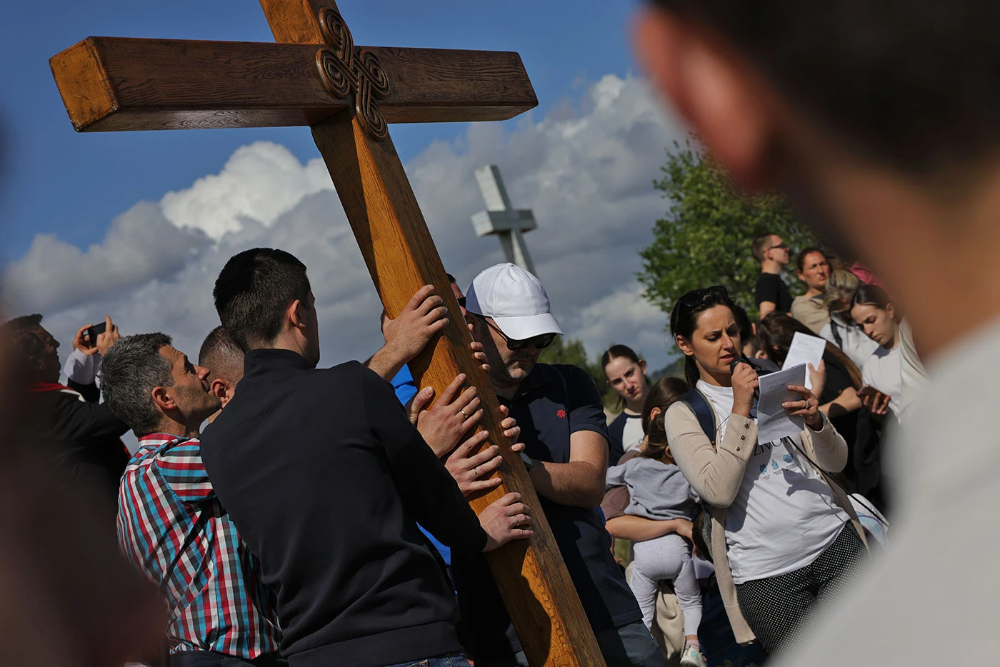 FOTO: Mnoštvo vjernika na Križnom putu na Humu