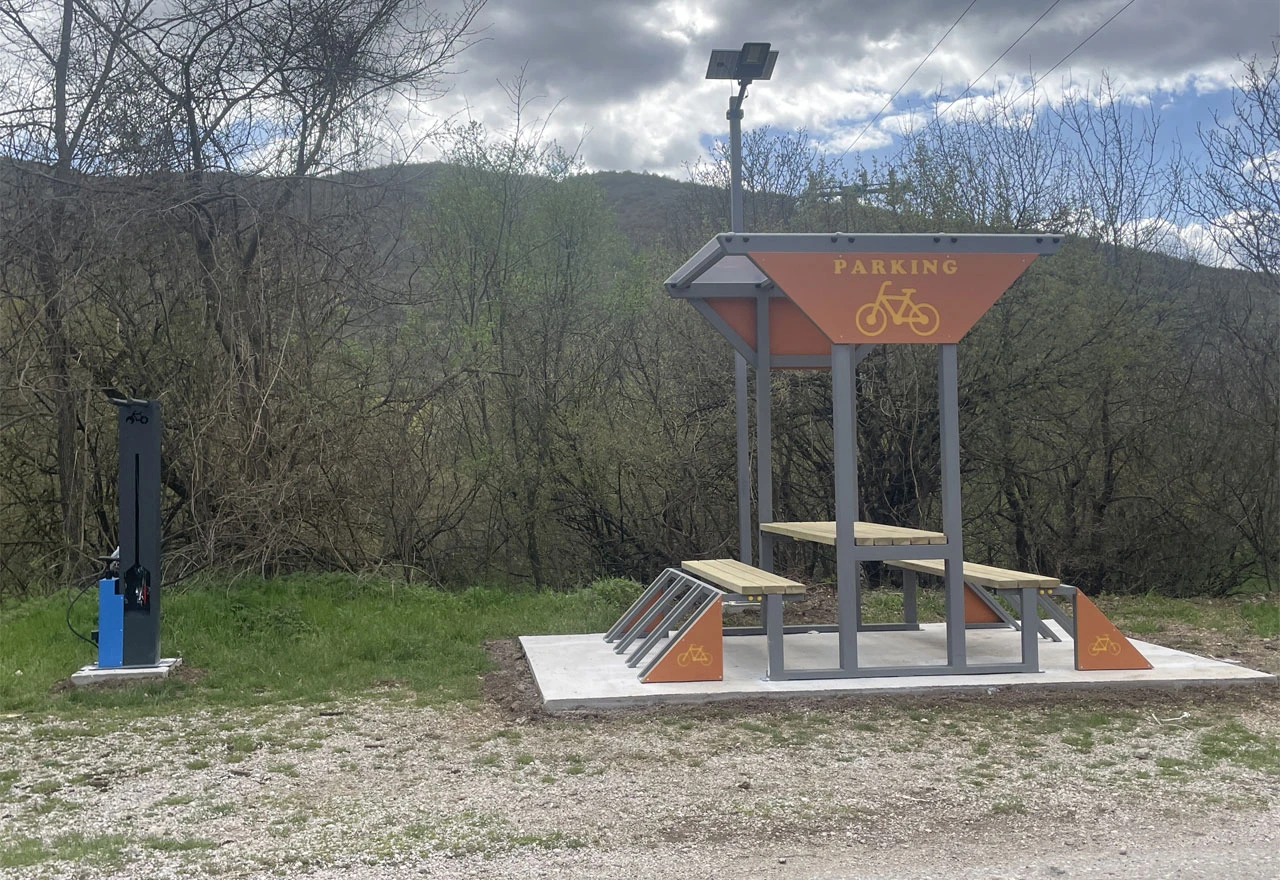 Mostar: Instalirana odmorišta za bicikliste