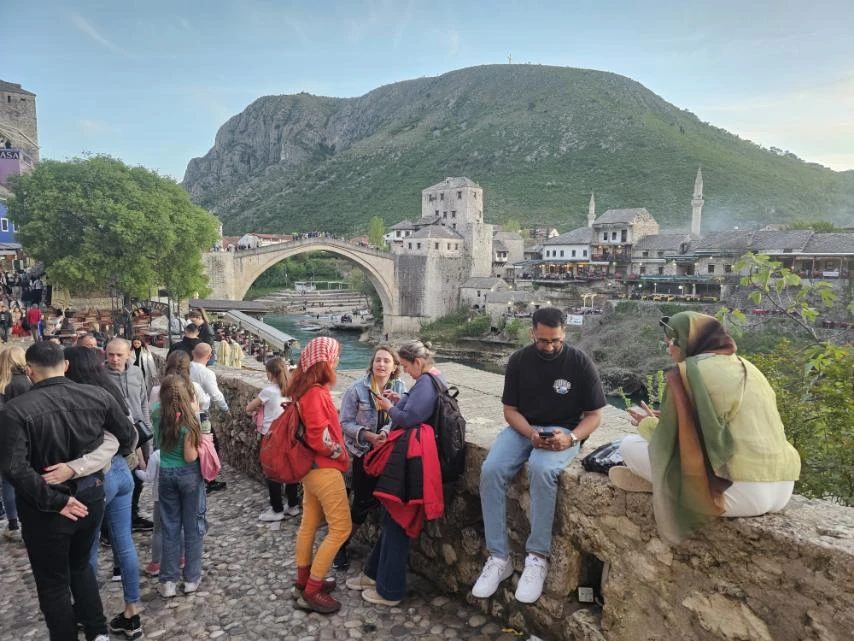 Turisti preplavili Mostar: Popunjeni hoteli i redovi za ćevape