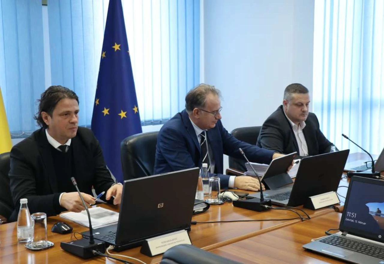 Vlada FBiH pogurala i državne službenike: Osnovna plaća za prekovremeni rad uvećava se za 50 posto
