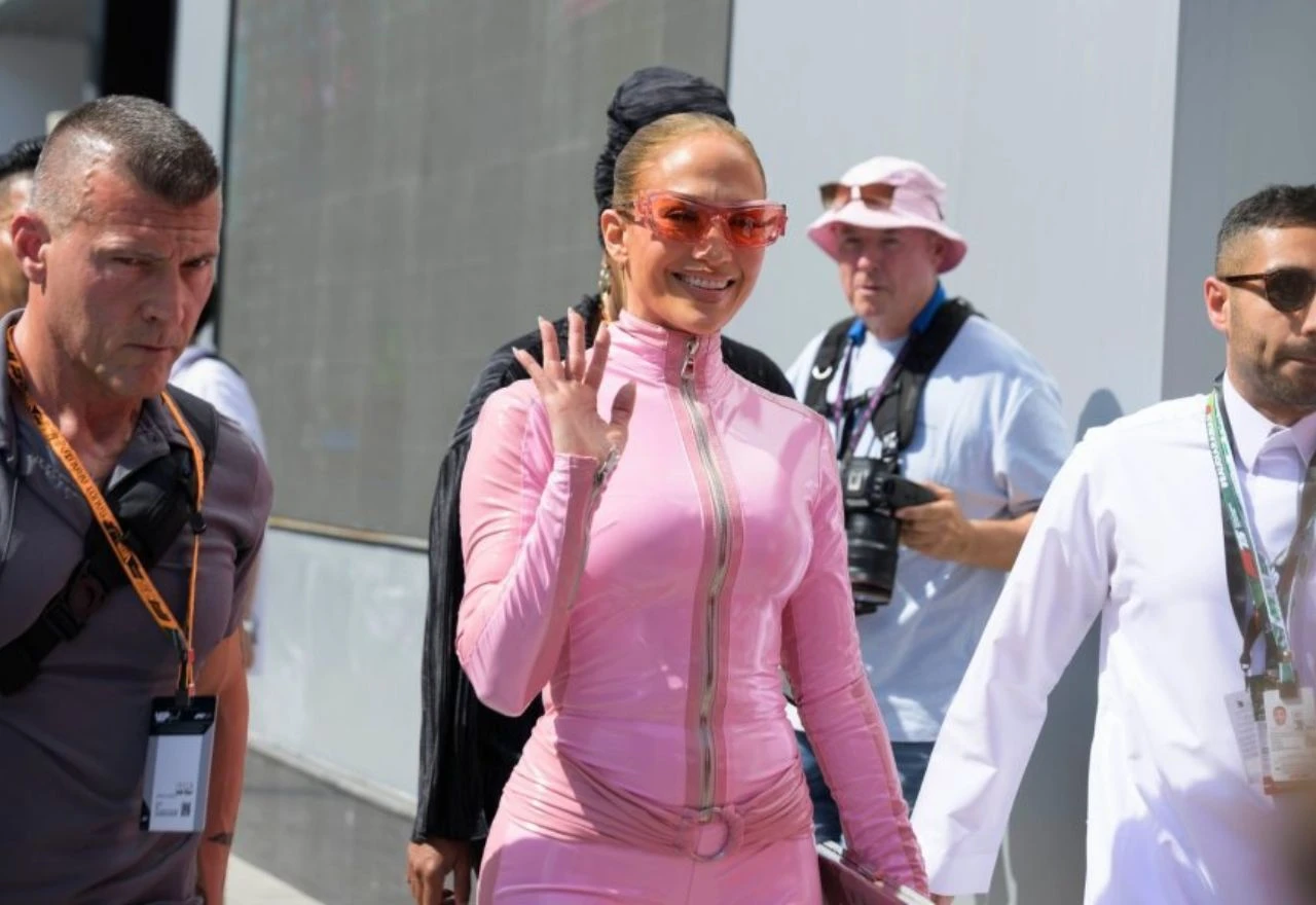Ekipa Ferrarija nije odoljela šarmu Jennifer Lopez a jedan trenutak se posebno istaknuo