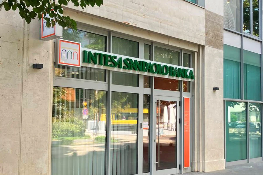Intesa Sanpaolo Banka gasi reklamnu rasvjetu širom BiH