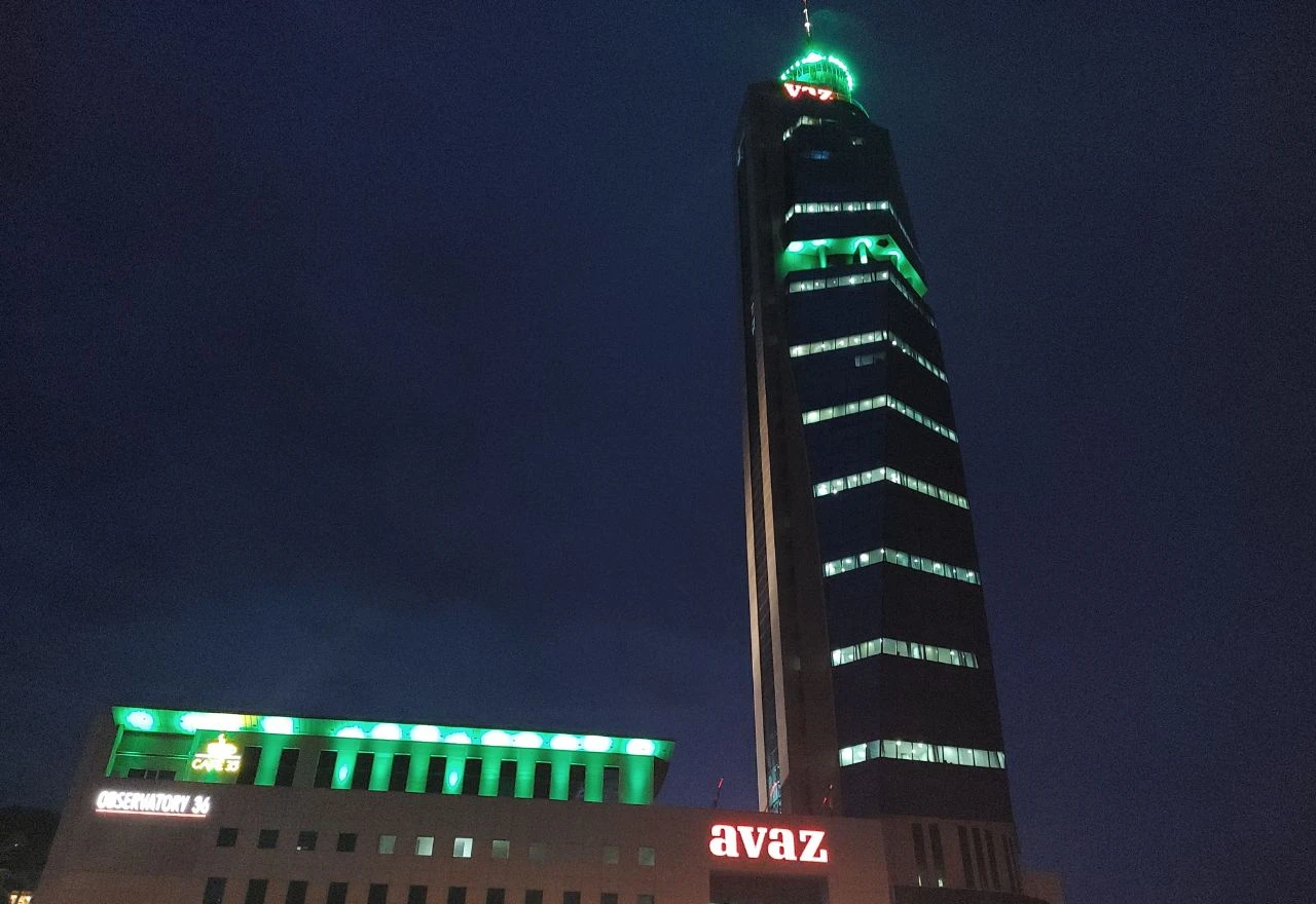 Avaz Twist Tower zasjao zeleno u čast planete Zemlje
