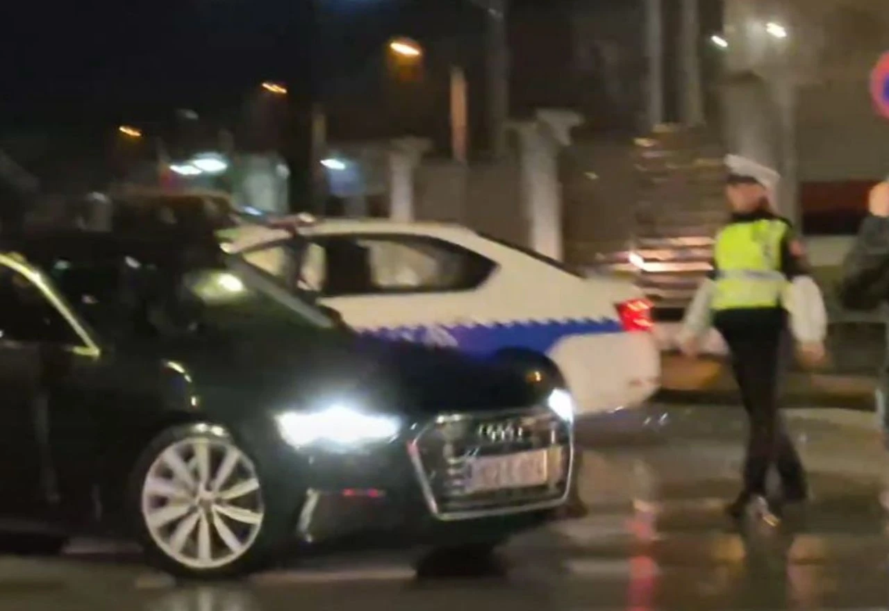 VIDEO | Jedno vozilo napustilo Administrativni centar Vlade RS: Nije poznato tko je u njemu
