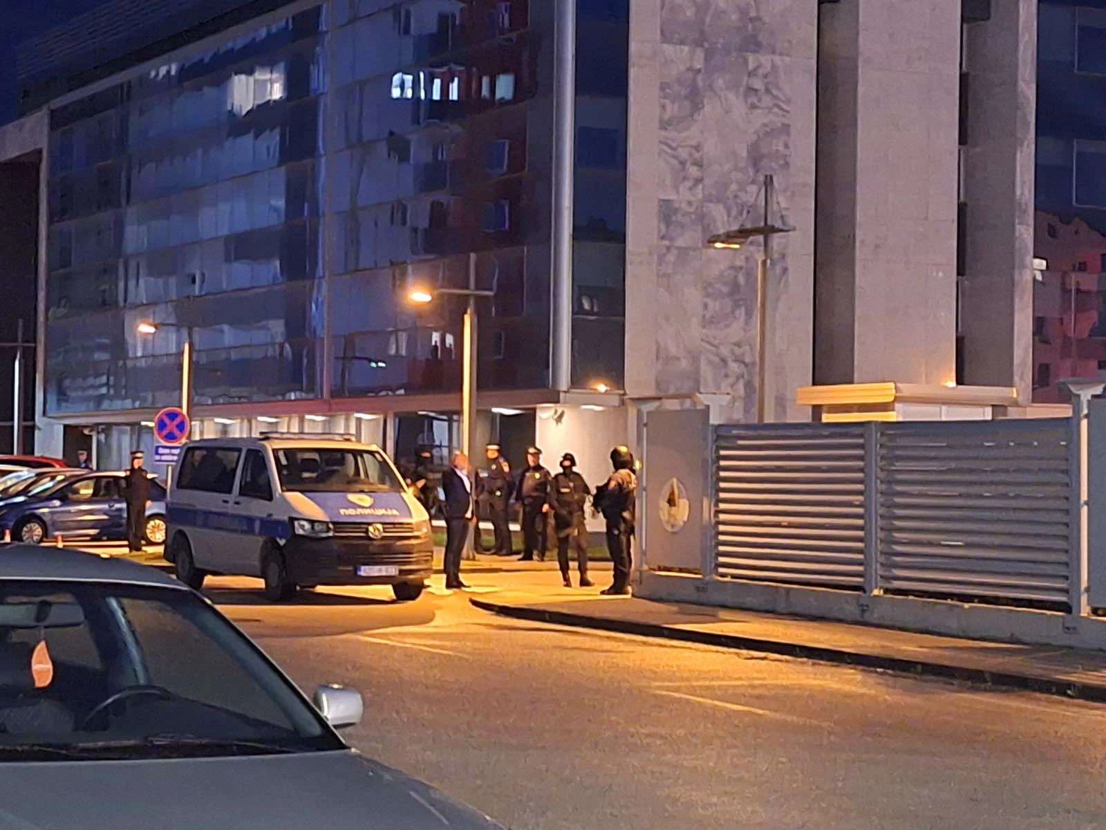 Duge cijevi i dalje oko zgrade Vlade RS u Istočnom Sarajevu, gdje je Dodik?