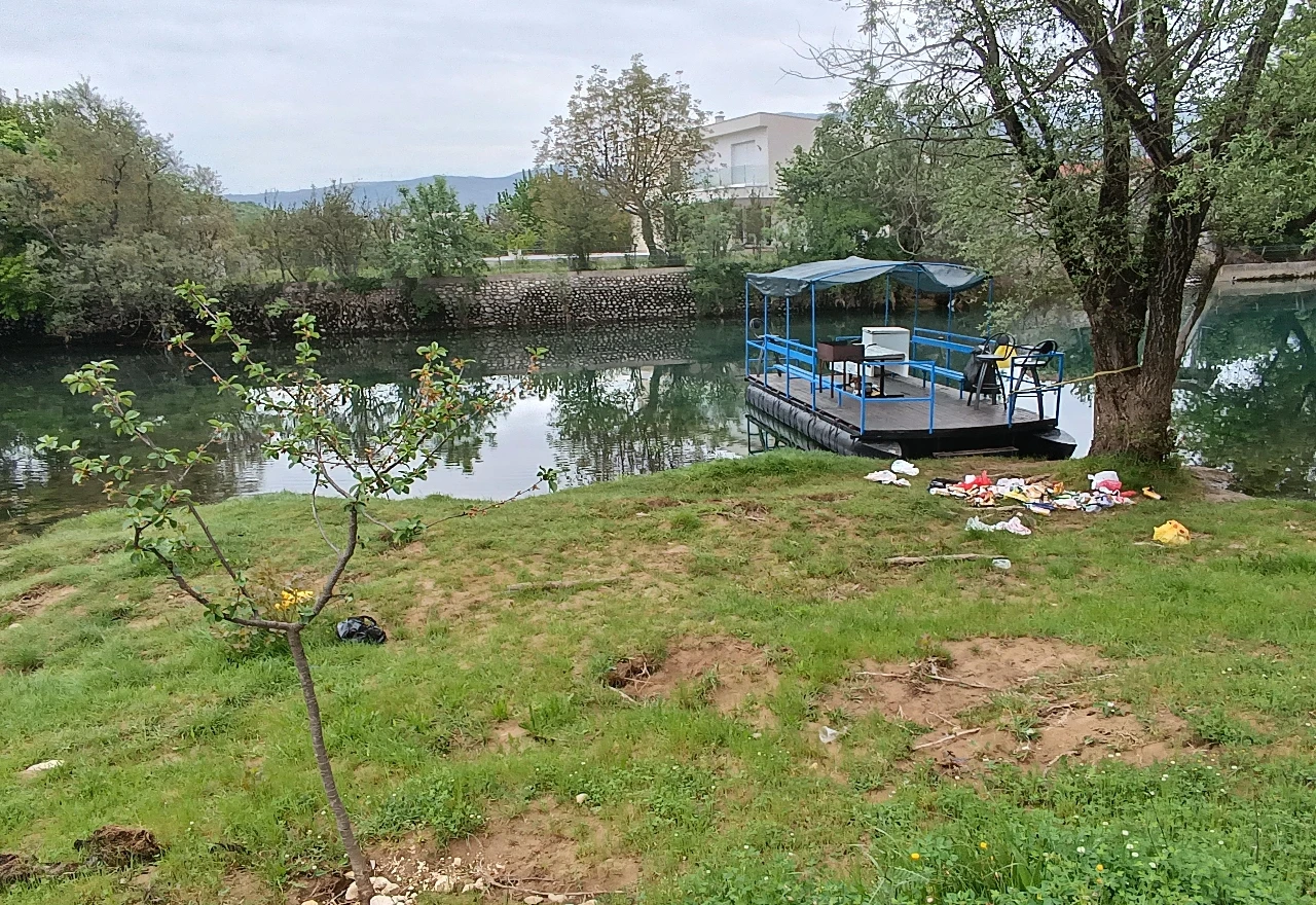 Izmetnici ili izletnici - Roštilj na splavu i 'tragovi' na obali