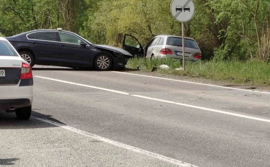 VIDEO | Troje ozlijeđenih u prometnoj nesreći u kojoj je sudjelovalo vozilo iz ministarske pratnje