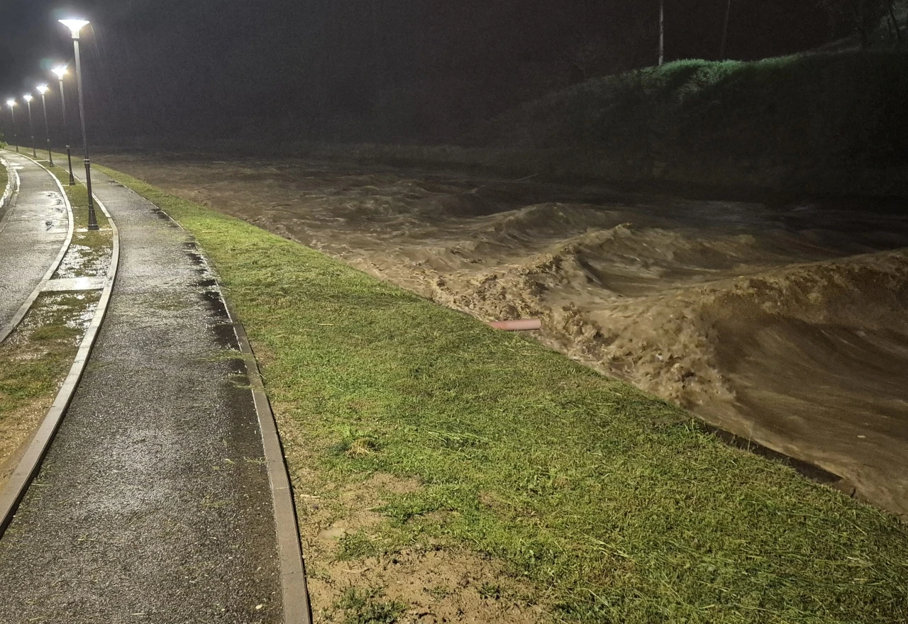 Poplave kod Ugljevika: Poplavljene kuće i ceste, evakuirana dva čovjeka