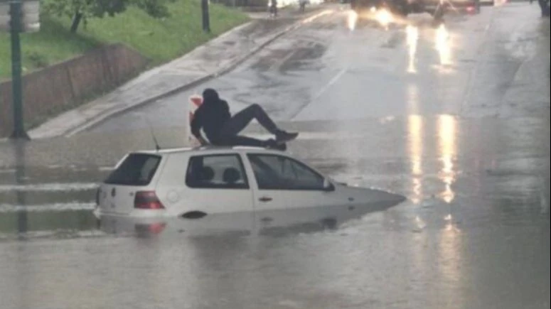Gore nego u Mostaru: Golf zaglavio u vodi, vozač se spašavao kroz prozor