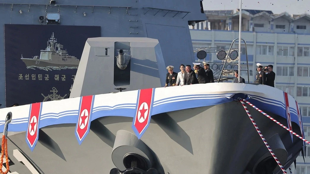 Sjeverna Koreja dobila novi razarač, Kim nasmijan pozirao pokraj topa