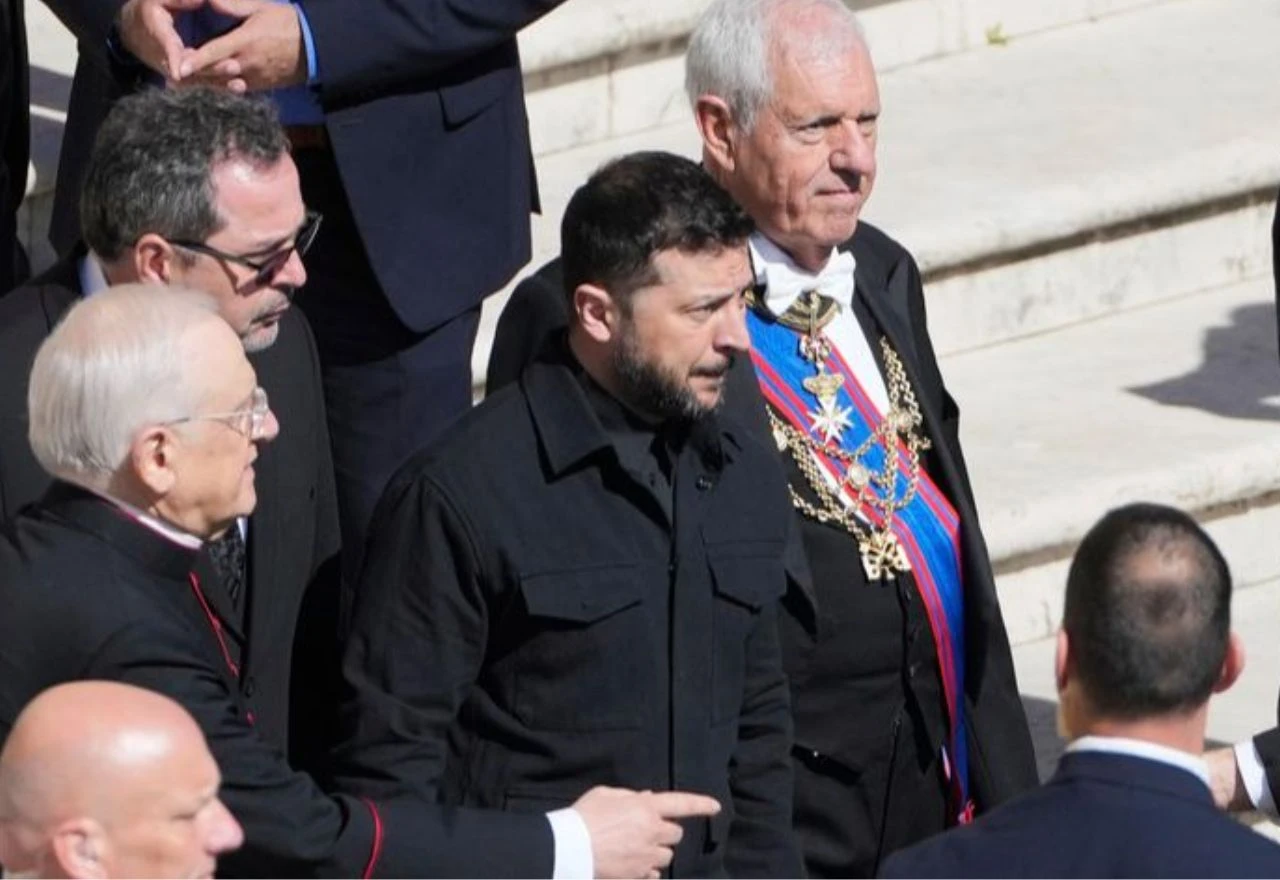 Umjesto odijela i kravate, Zelenski u crnoj jakni na oproštaju od pape