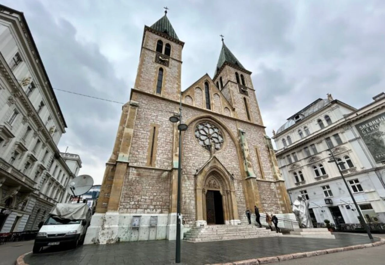 Vrhbosanska nadbiskupija odala počast papi Franji zvonima i misom zadušnicom