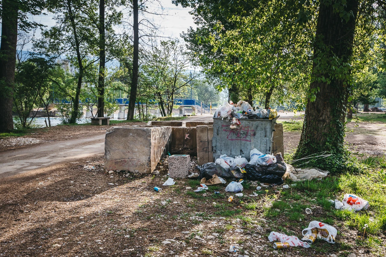 Bunica zatrpana smećem uoči Prvog maja