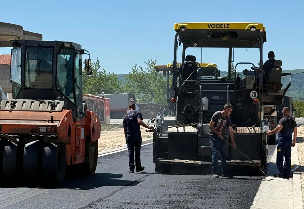 Završeni radovi na postavljanju završnog sloja asfalta na prometnici Varda – Rodoč