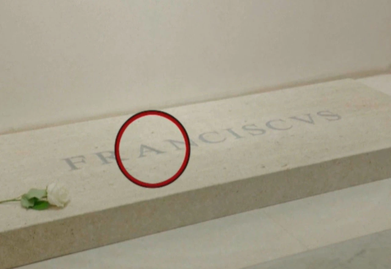 Na nadgrobnoj ploči pape Franje uočen grafički propust