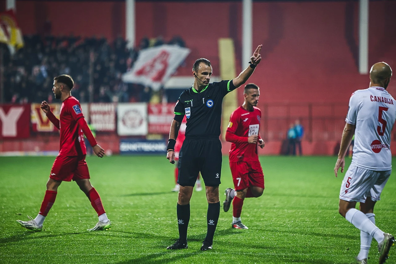 Peljto sudi mostarski derbi, Musić na Pecari