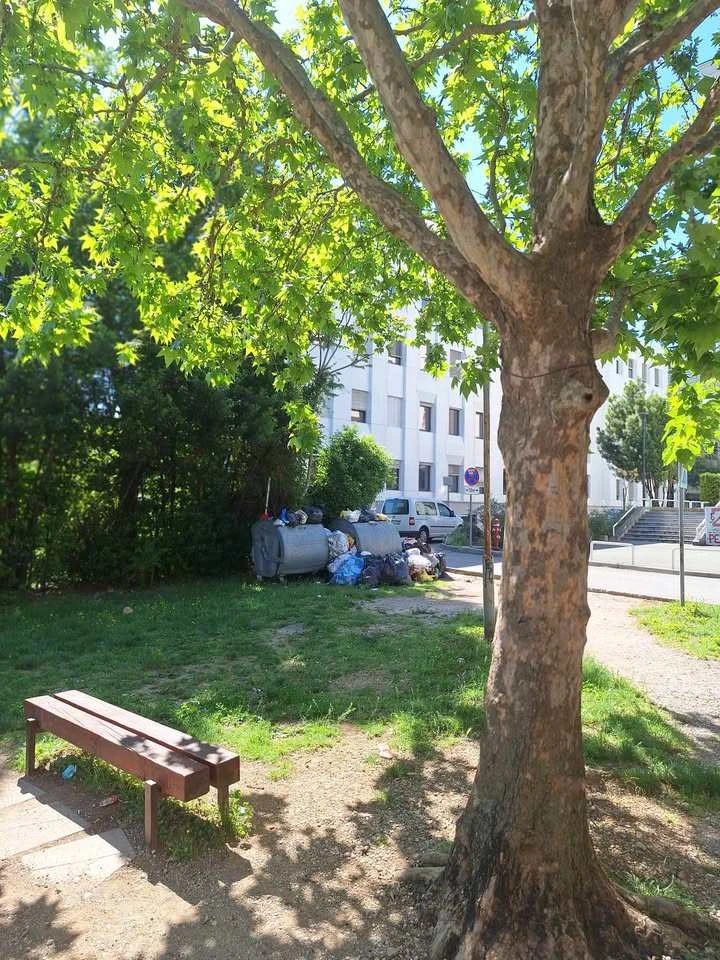Mostar: Kontejneri došetali na dječje igralište