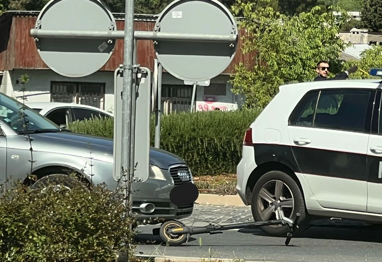 FOTO | Prometna nesreća na vrhu Avenije, sudjelovali automobil i romobil
