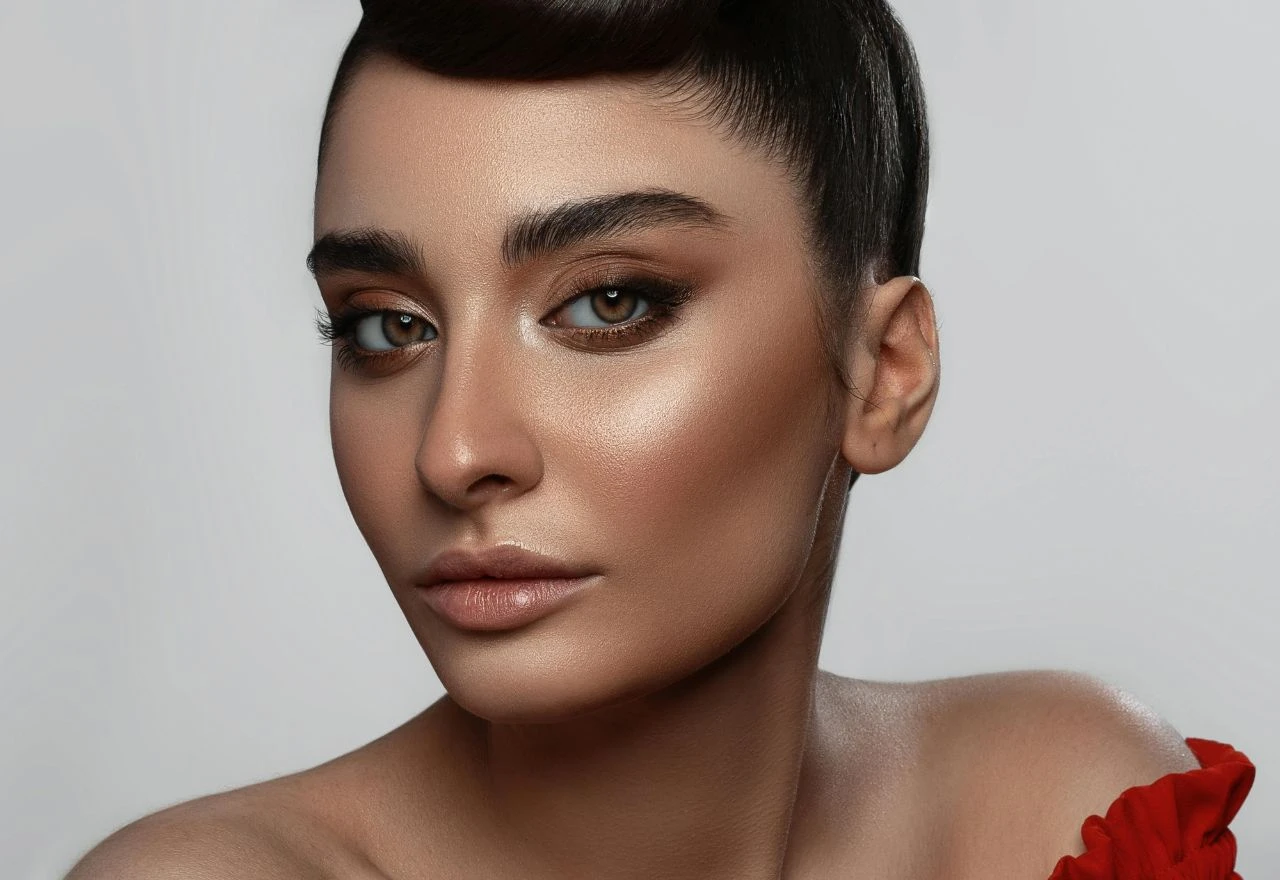 Brončani Y2K glam ponovno osvaja beauty scenu