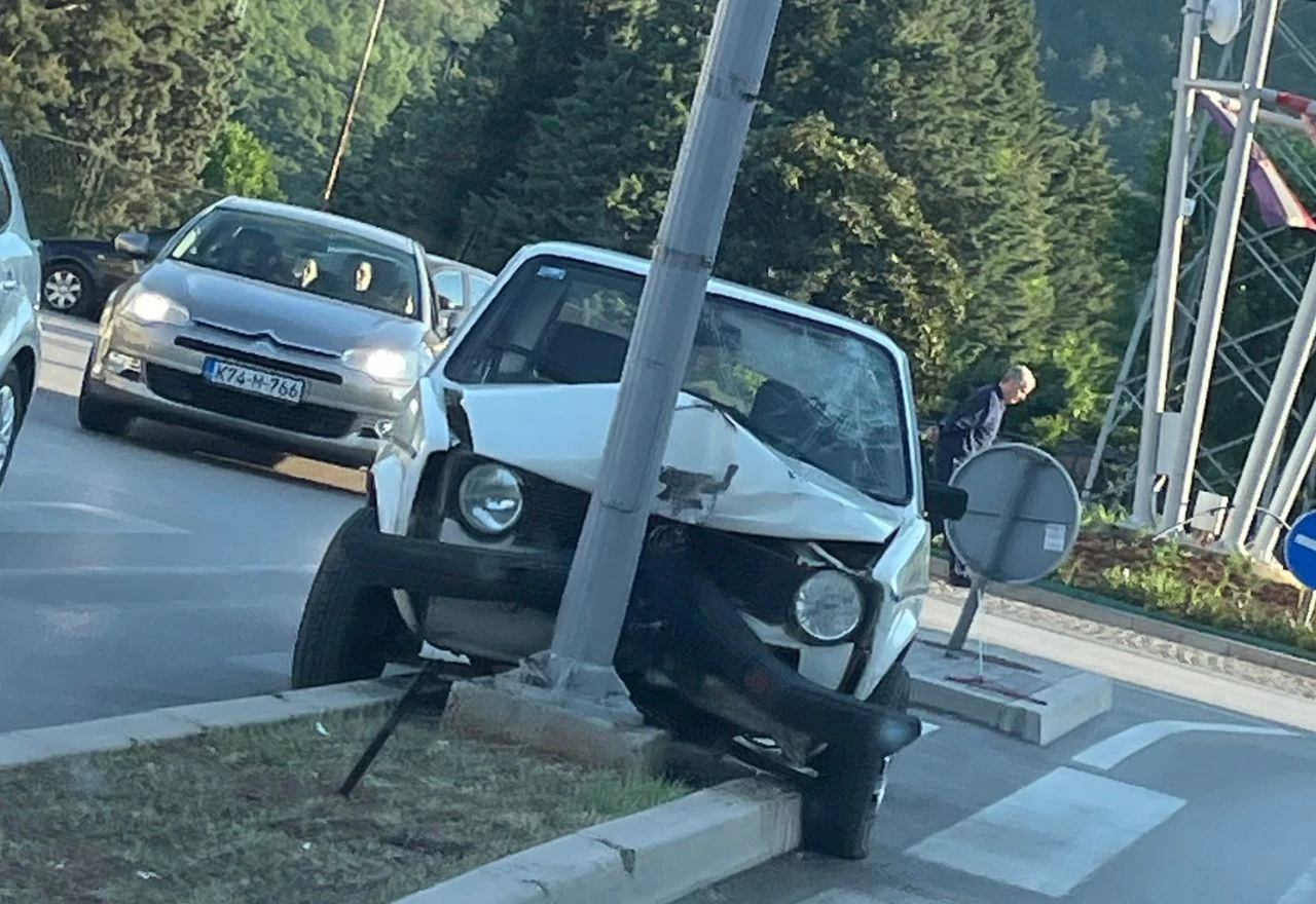 Golf se zabio u stup na kružnom toku na Smrčenjacima