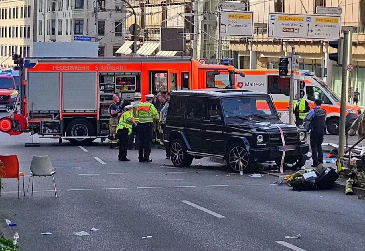 Stuttgart: Mercedes se zabio u ljude, više teško ozlijeđenih