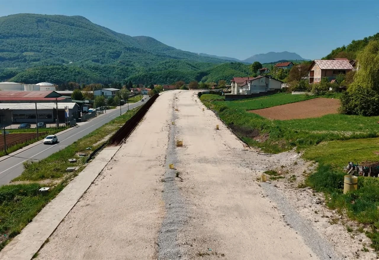 Iz zraka: Pogledajte stanje na dionici Vlakovo – Mostarsko raskrižje