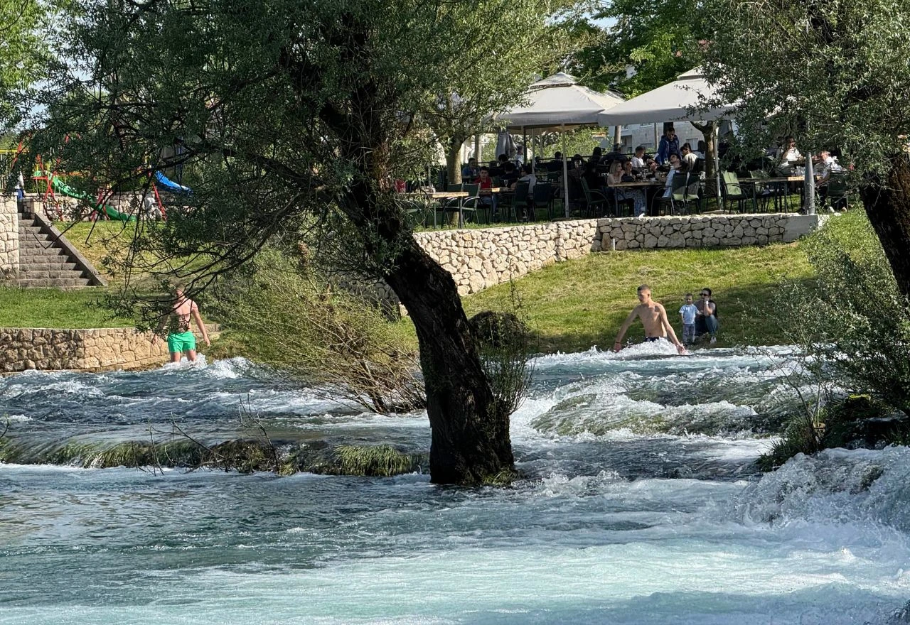 VIDEO | Hrabri se kupali, kafići puni: Sunčana nedjelja na Čeveljuši